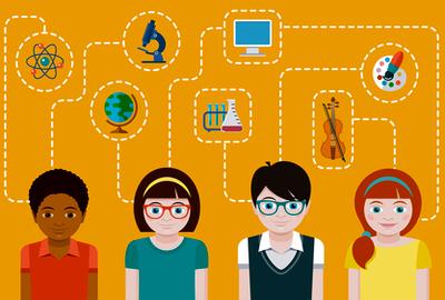 Футболка с комиксами и книга о искусстве на одежде.