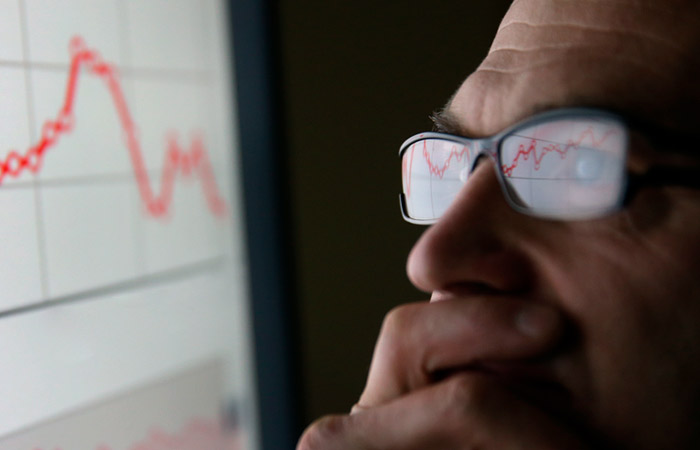 Мужчина солнцезащитные очки на голове, держит руку с аксессуарами.