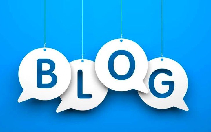 Номер, символ и текст на подвесном люстре и лампе.