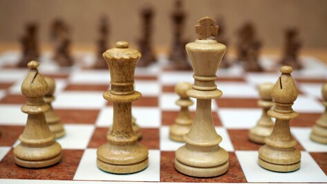 Шахматная доска с фигурами для игры - ключевые слова: шахматы, игра.