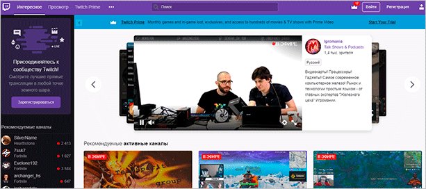 Взрослый мужчина на колесном кресле перед лаптопом и стулом на веб-странице.