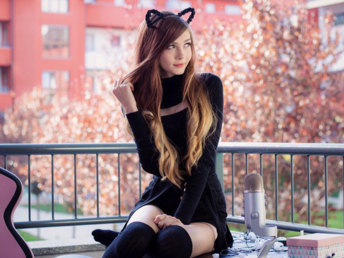 Девушка-подросток сидит. Фотография портрета - лицо, волосы.