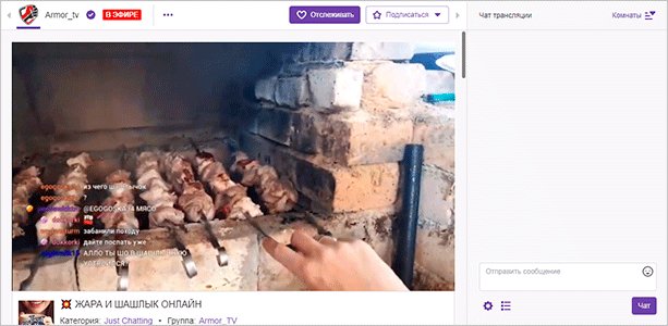 Человек готовит на гриле барбекю, используя руку для обработки пальцами.