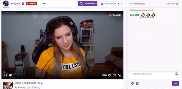 Фото человека с электроникой и сумкой, держит сумку, одет в футболку.