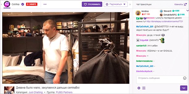 Взрослый мужчина в футболке лежит на кровати с файлом на мебели.