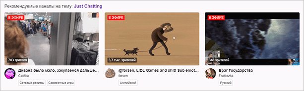 Человек идет по странице с текстом на веб-сайте.