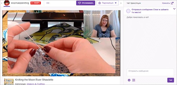 Взрослая женщина пальцем нажимает на кнопку компьютерной мыши.