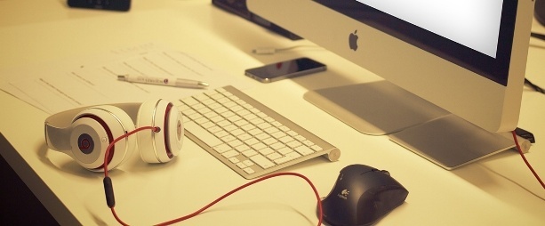 Электроника: смартфон, компьютер, клавиатура, мышь, ПК, стол, ручка.