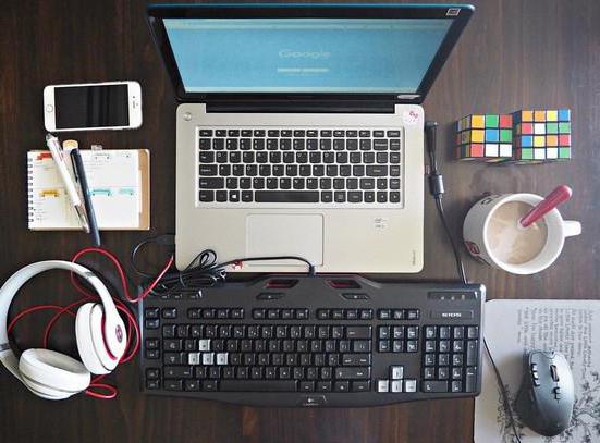 Ноутбук, компьютер, мобильный телефон, клавиатура, мышь, стол, электроника.