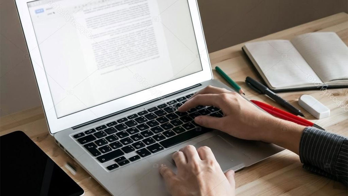 Ноутбук с клавиатурой и пером, компьютерная техника, электроника, текст на экране.