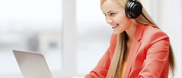 Электроника - Гарнитура на голове человека, фотография лица на фоне компьютера.