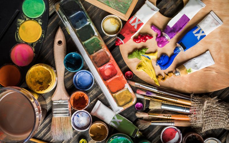 Контейнер для краски с кистью, палитрой, шариком и крикетным мячом, инструменты спорта.