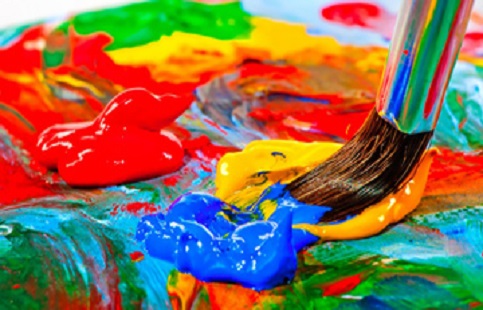 Контейнер для краски с кистью, палитрой и бутылкой кетчупа - важные инструменты.