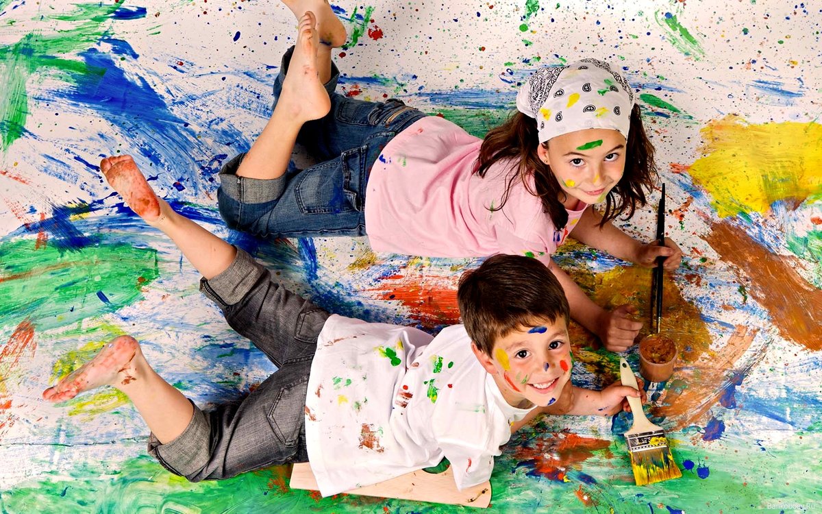 Мальчик-подросток использует инструмент для очистки кожи лица.