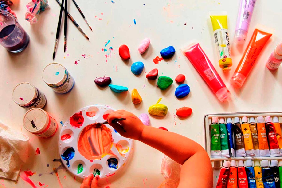 Женщина-взрослая использует кисть для помады из контейнера с краской.