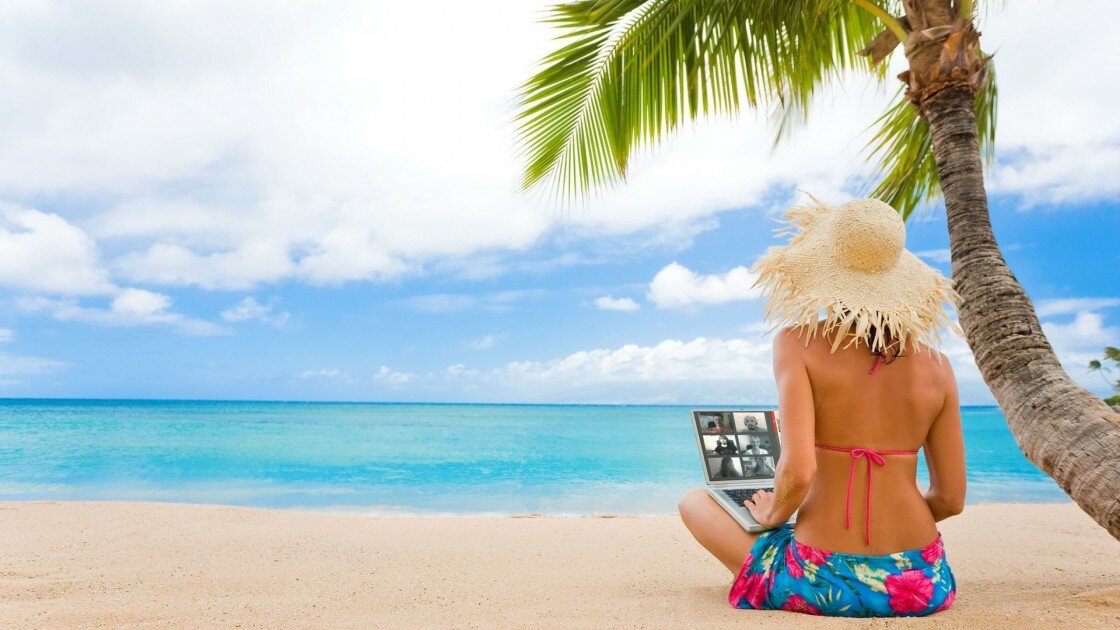 Женщина-взрослая, в летнем пляжном купальнике, наслаждается отдыхом на морском побережье.