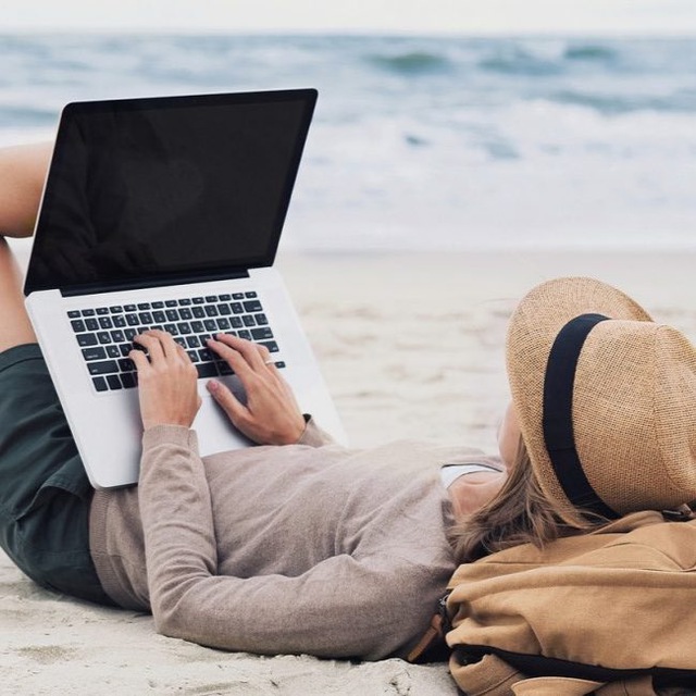 Женщина-взрослая работает на ноутбуке с клавиатурой, компьютерная электроника и железо.