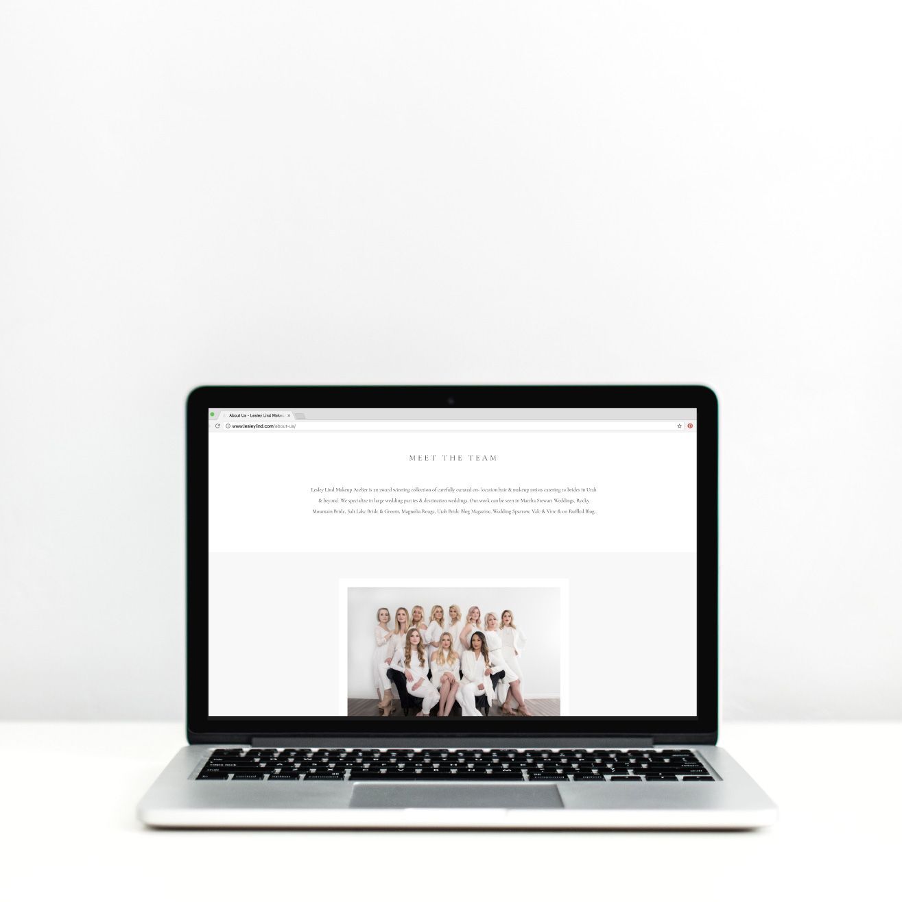 Лицо работает на ноутбуке с монитором, компьютерным железом на заднем плане.