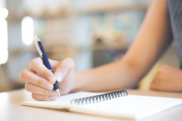 Человек пишет ручкой - SEO-оптимизированный альтернативный текст для изображения.