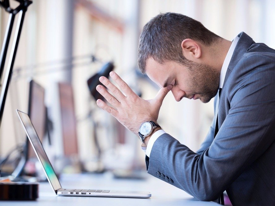 Мужчина с грустным лицом использует ноутбук, электроника, взрослый, человек.