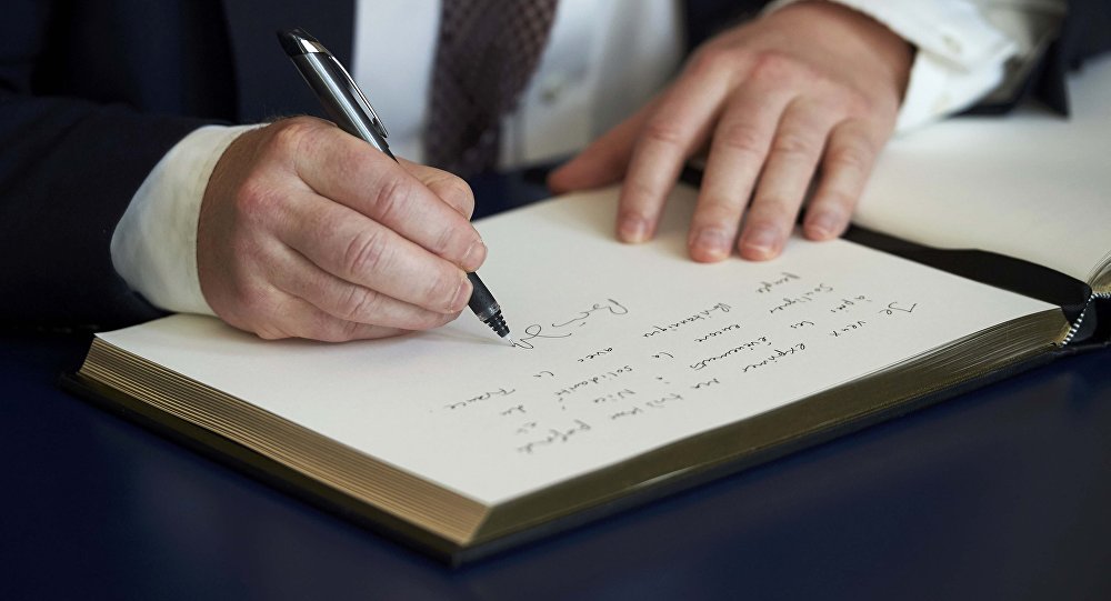 Человек держит ручку, пишет на бумаге с маленьким ребенком рядом.