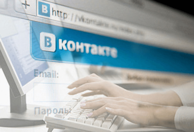 Человек работает за компьютерным столом с монитором, клавиатурой и другим оборудованием.