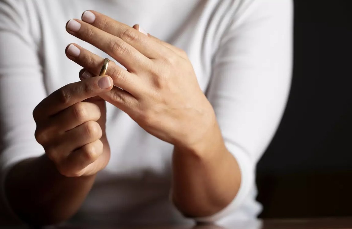 Expert reveals six main reasons why women cheat in relationships