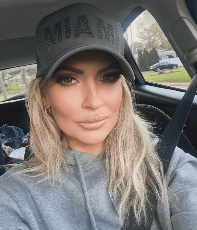 A pornstar ranked within the top 1000 discloses the 'astonishing' annual income she makes.