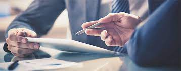 Человек с текстом, наблюдающий за животными морской жизни, включая акулу.