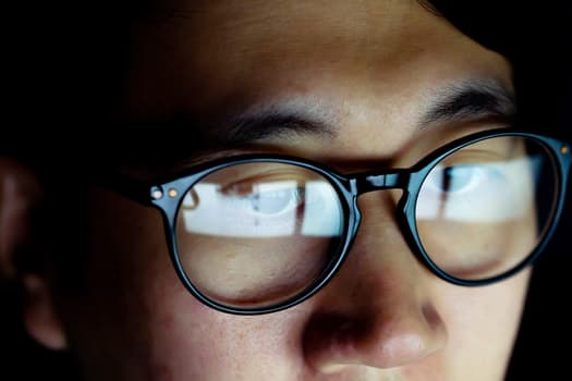 5 Benefits of Wearing Blue Light Blocking Glasses