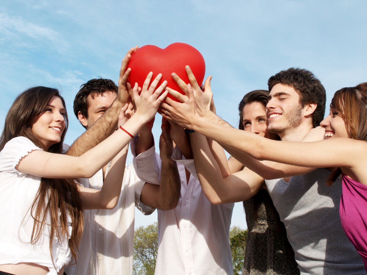 Мужчина с сердцем на лице - символ любви и счастья.