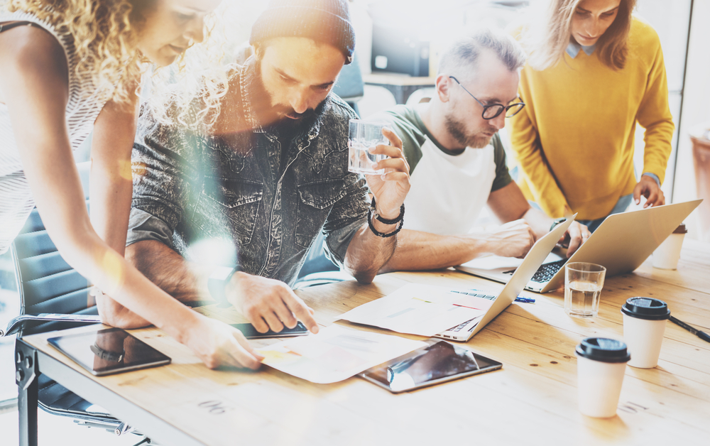 Заработок на раздаче листовок: суть работы, требования, размер заработка и возможные риски