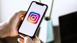 Электроника: мобильный телефон iPhone, смартфон с сотовой связью.