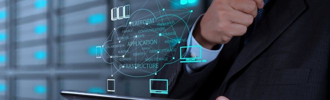 Взрослый мужчина работает за компьютером в офисе.