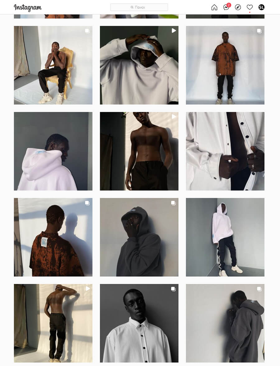 Мужчина в модном худи с капюшоном, лицо закрыто, стильный свитер и пальто.