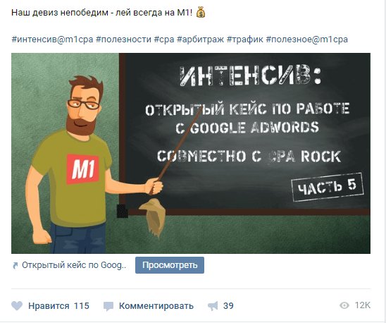 Человек в футболке стоит у доски; одежда, лицо, голова, люди.