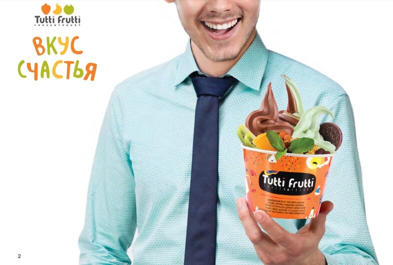 Мужчина в галстуке наслаждается кремовым десертом - мороженое Soft Serve Ice Cream.