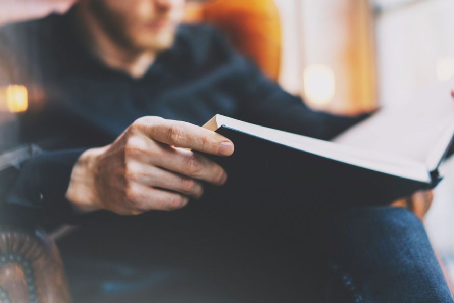 Человек читает и пишет - оптимизированный текст для изображения.