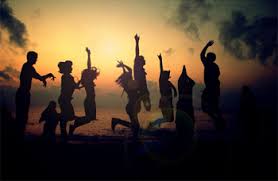 Как стать душой любой компании: 9 ценных советов психологов