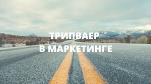 Дорожное шоссе с асфальтом в городе. Автострада в городе с тармаком.