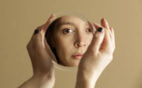 Низкая самооценка: причины и признаки