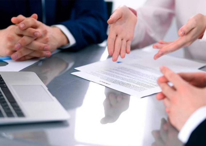 Текст на компьютере с документом. Изображение ноутбука и ПК. В электронике.