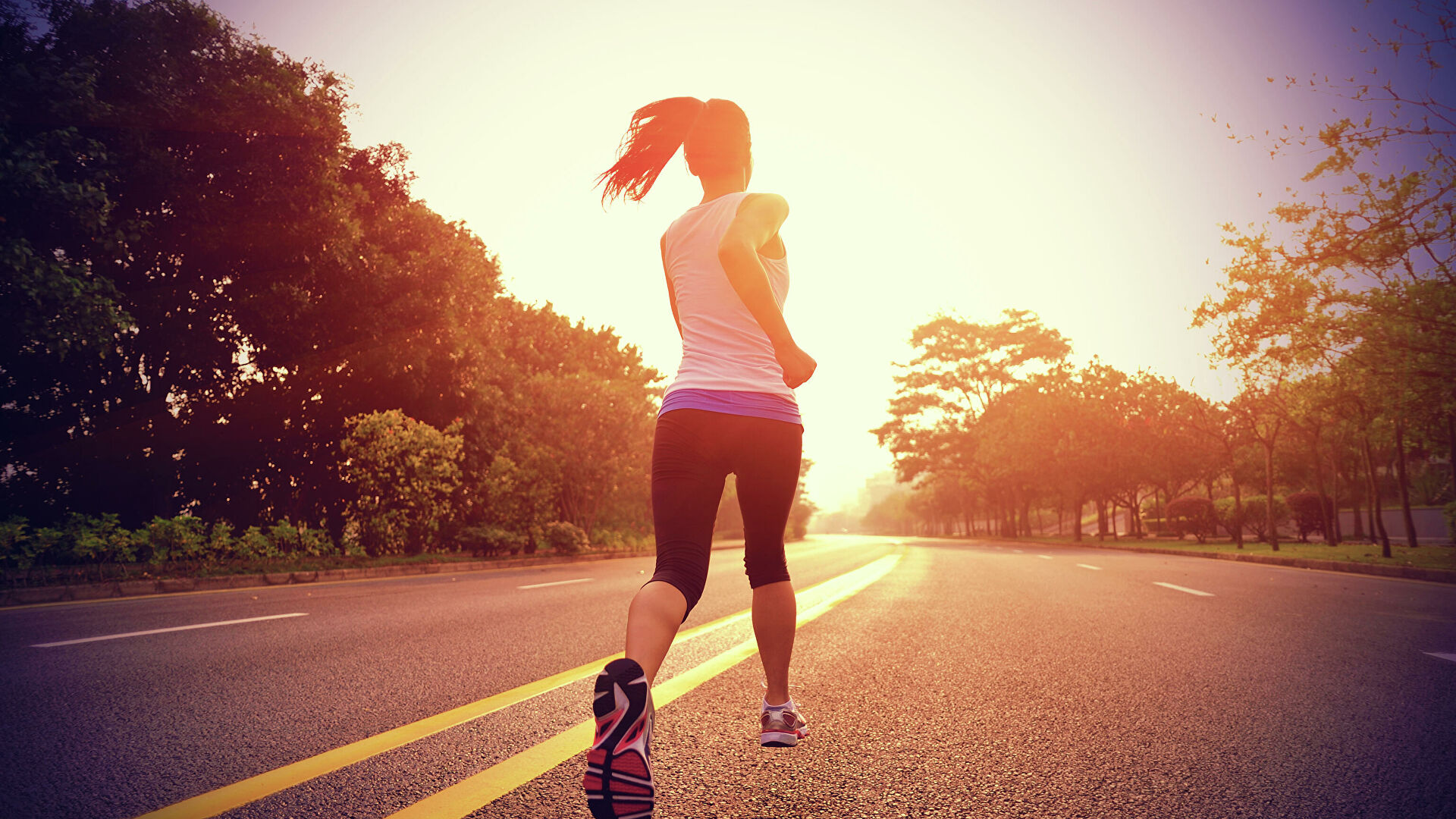 Человек бегает в спортивной одежде: шорты и кроссовки.