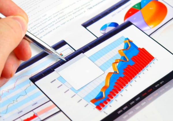 Младенец счастливо улыбается, держа диаграмму - изображение с ключевыми словами «младенец», «человек»,