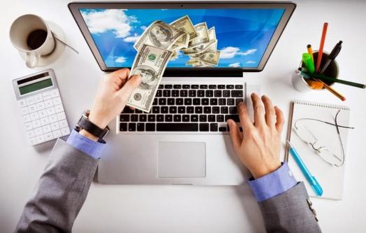 Мужчина-взрослый работает за компьютером на столе с клавиатурой.