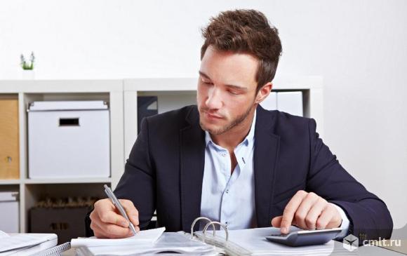 Почтовый ящик с человеком, читающим письмо, в формальной одежде и костюме.