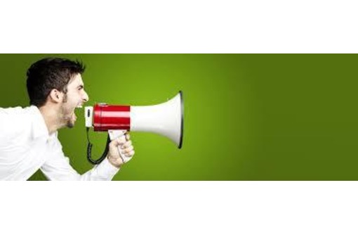 Раздраженное лицо человека шипит, держа бутылку смесителя.