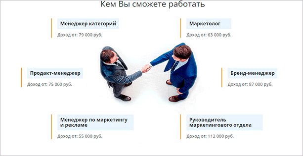 Мужчина в черном пальто и галстуке, держащий в руке черную куртку.