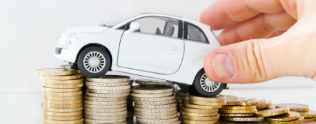 Алюминиевое автомобильное колесо с шиной на дорожной поездке.