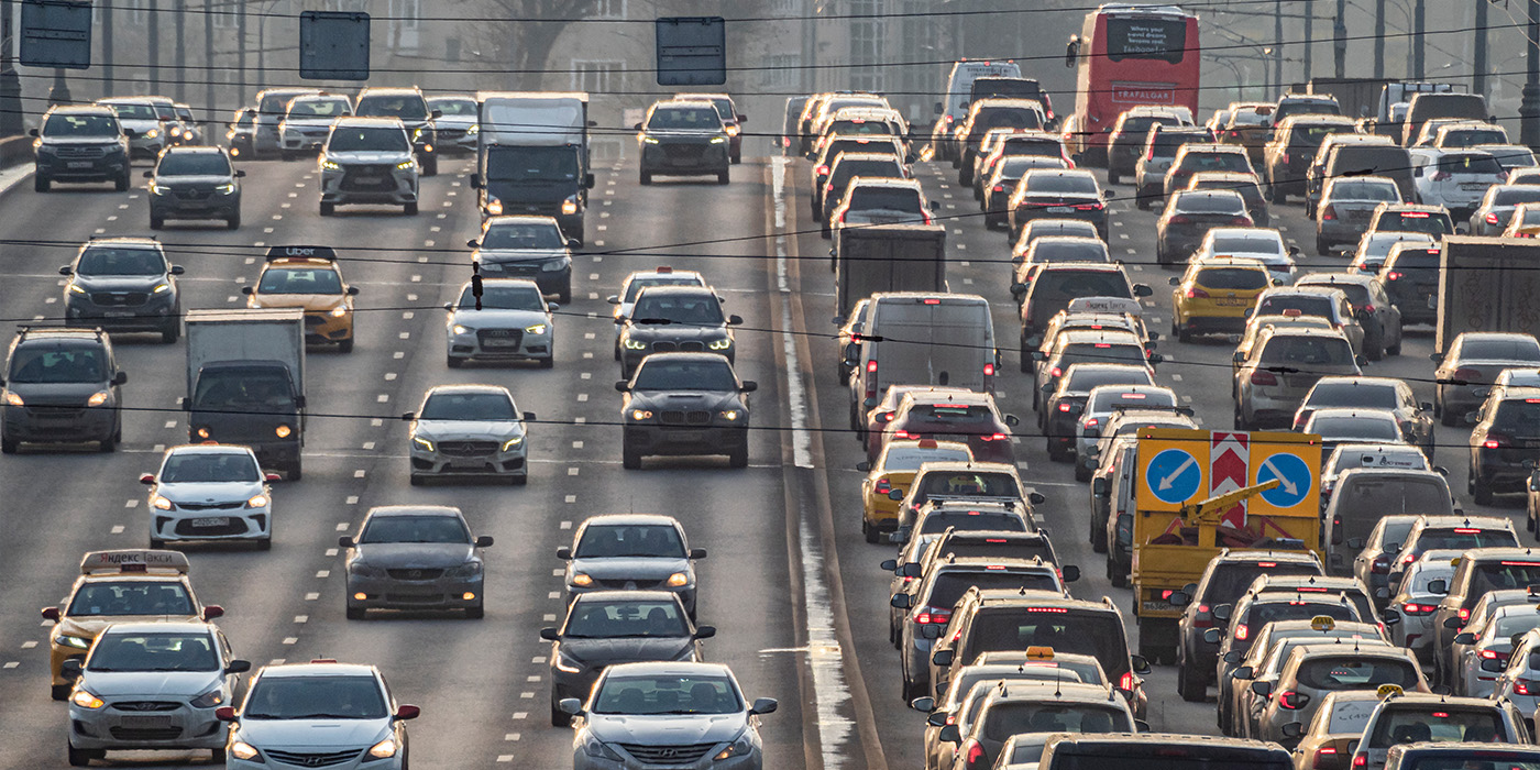 Дорога с машинами, пробка на улице с автобусом и колесом.